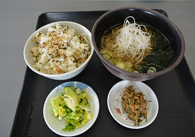 写真：せんどそば・鳴沢菜まぜご飯セット